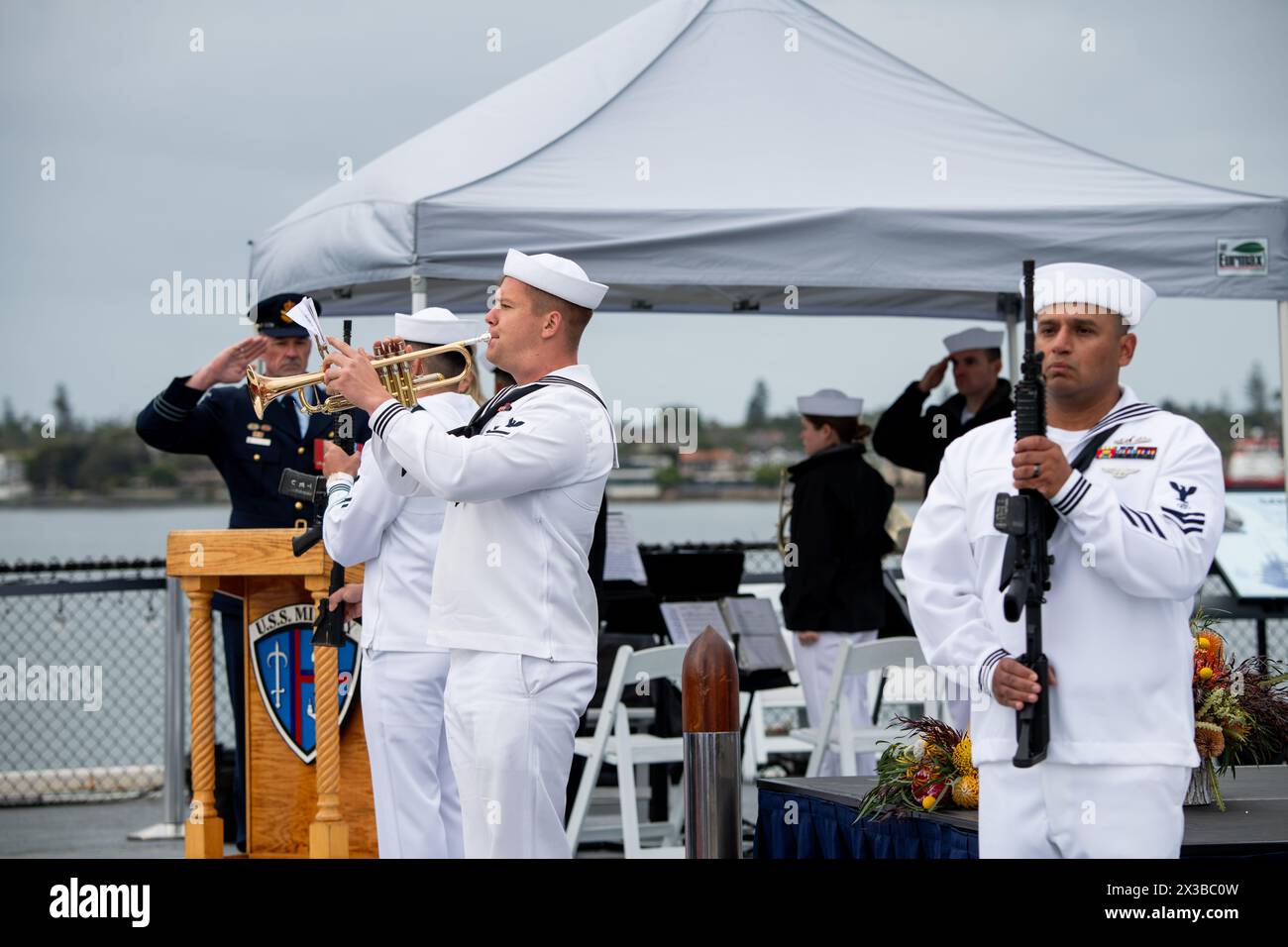 San Diego, Californie, États-Unis. 25 avril 2024. Un trompettiste se produit pendant le service de jour de l'ANZAC sur le pont d'envol de l'USS Midway (crédit image : © Jasen Laks/ZUMA Press Wire) USAGE ÉDITORIAL SEULEMENT! Non destiné à UN USAGE commercial ! Banque D'Images