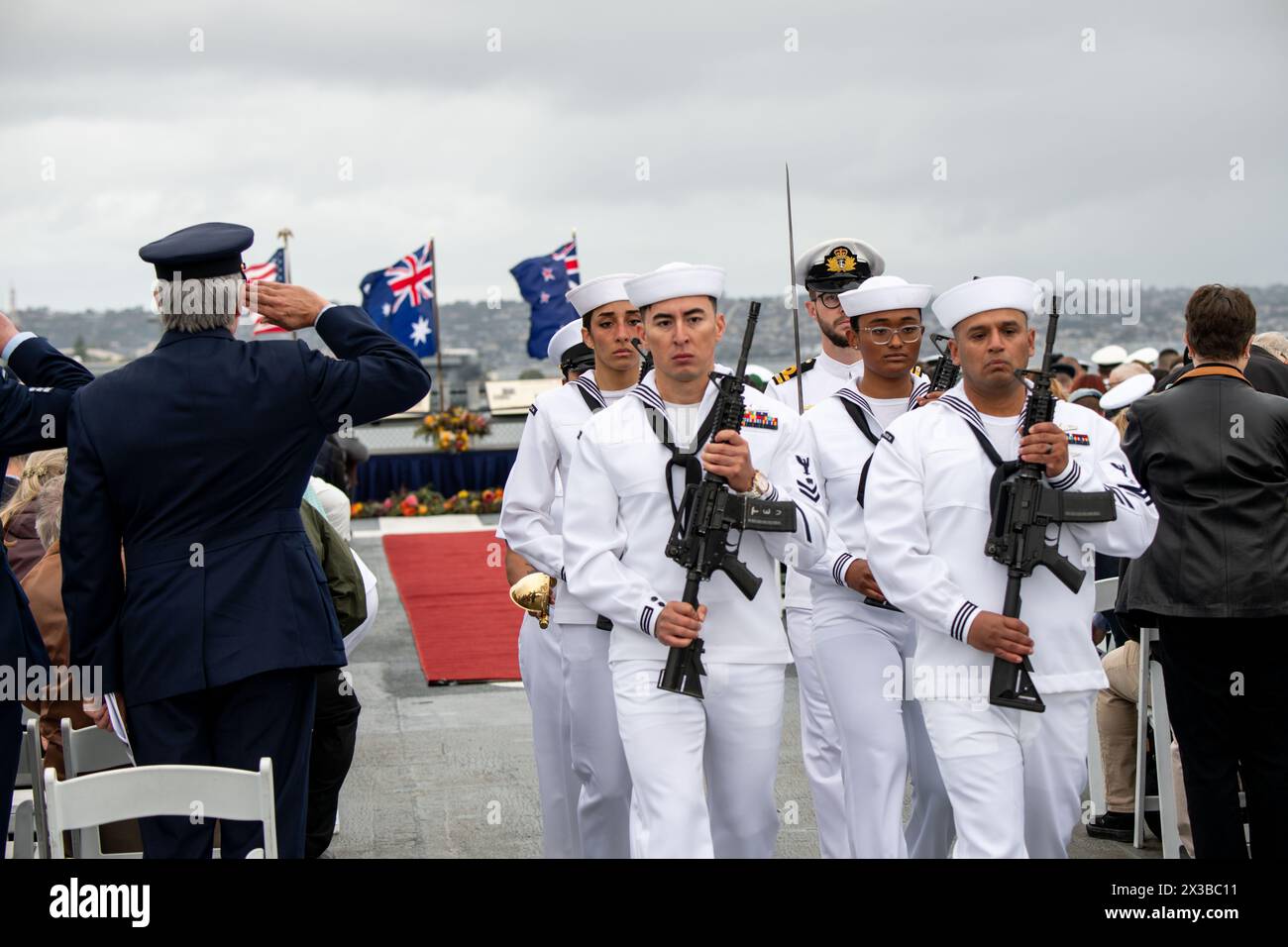 San Diego, Californie, États-Unis. 25 avril 2024. La Garde catafalque est saluée car elle est retirée du service de jour de l'ANZAC sur le pont d'envol de l'USS Midway (crédit image : © Jasen Laks/ZUMA Press Wire) USAGE ÉDITORIAL SEULEMENT! Non destiné à UN USAGE commercial ! Banque D'Images