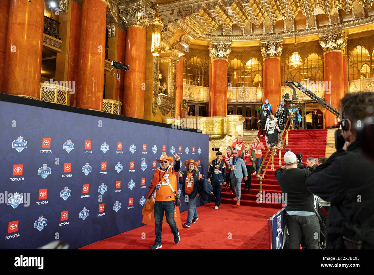 Detroit, États-Unis. 25 avril 2024. Les fans de l'AFC West défilent sur le tapis rouge de la draft 2024 de la NFL au Fox Theatre de Detroit, Mich., le 25 avril 2024. (Photo de Andrew Roth/Sipa USA) crédit : Sipa USA/Alamy Live News Banque D'Images