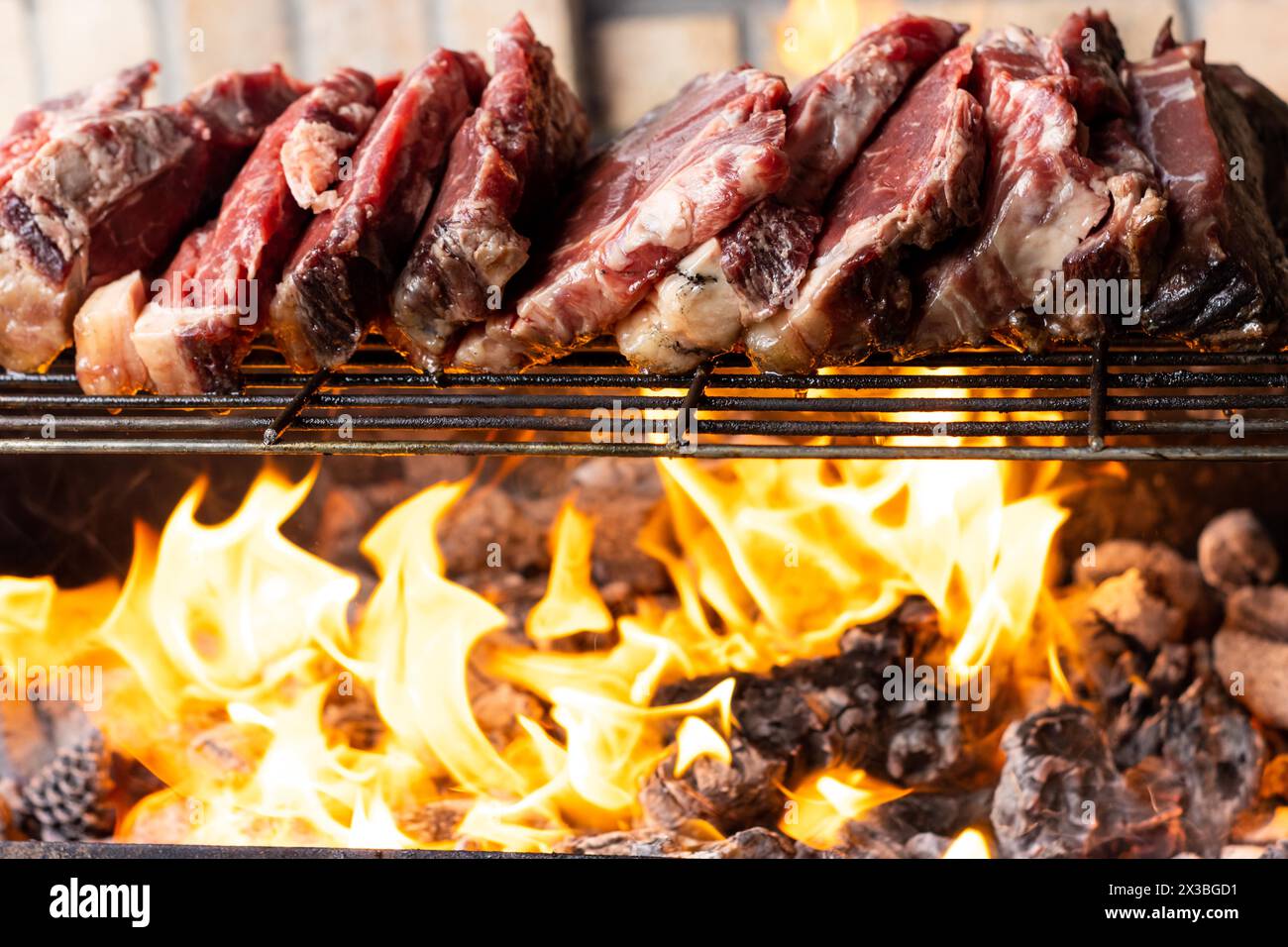 Griller des steaks sur le gril flamboyant et prendre la photo avec une mise au point sélective Banque D'Images