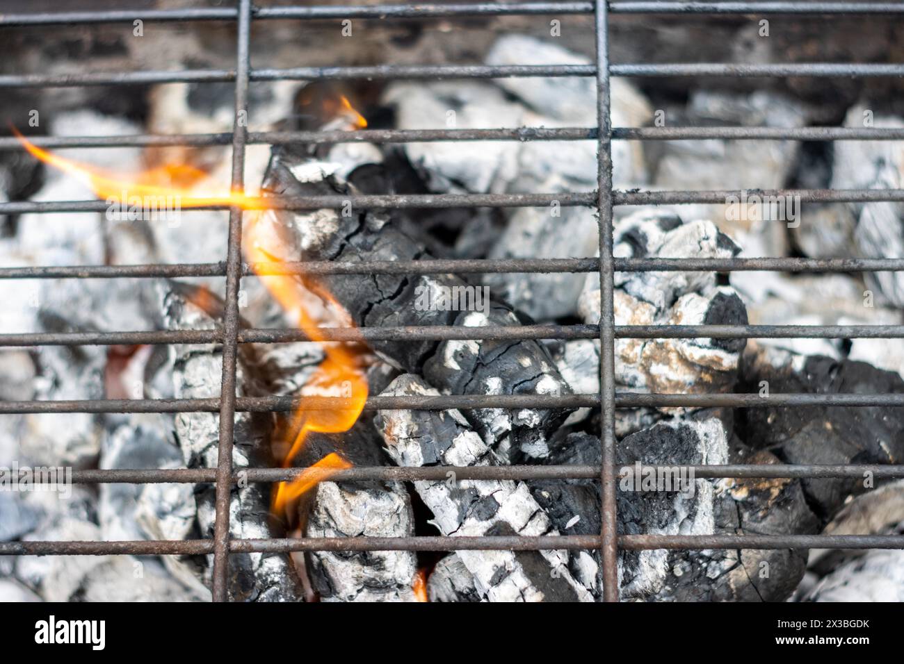 Gros plan d'un barbecue avec les braises allumées pour préparer des aliments Banque D'Images