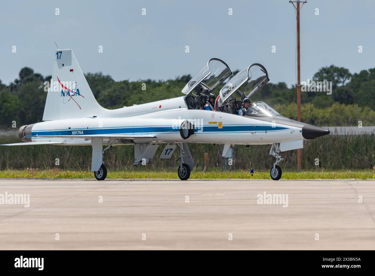 Le T-38A talon Jet de la NASA atterrit à Shuttle Landing Facility Banque D'Images