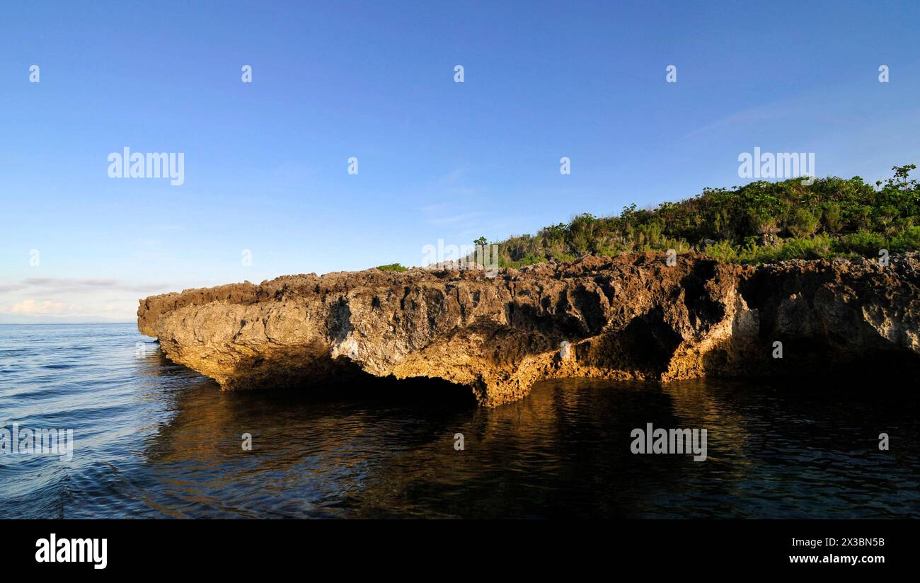 Côte rocheuse de l'île de Malapascua, Visayas centrales, Philippines. Banque D'Images