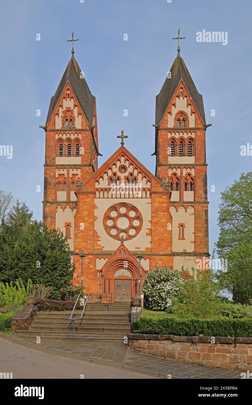 Église néo-romane St Lutwinus avec tours jumelles et rosace, Mettlach, Sarre, Allemagne Banque D'Images