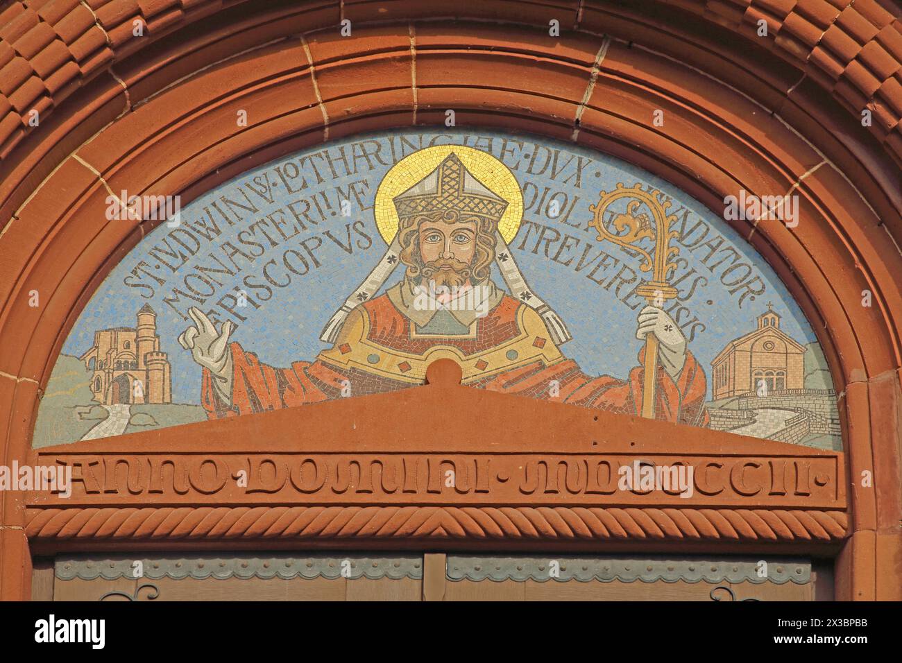Tympan avec mosaïque murale de Saint Lutwinus avec crosier et mitre à l'église Saint Lutwinus, année, chiffre romain, anno, 1902, détail, tête, geste Banque D'Images