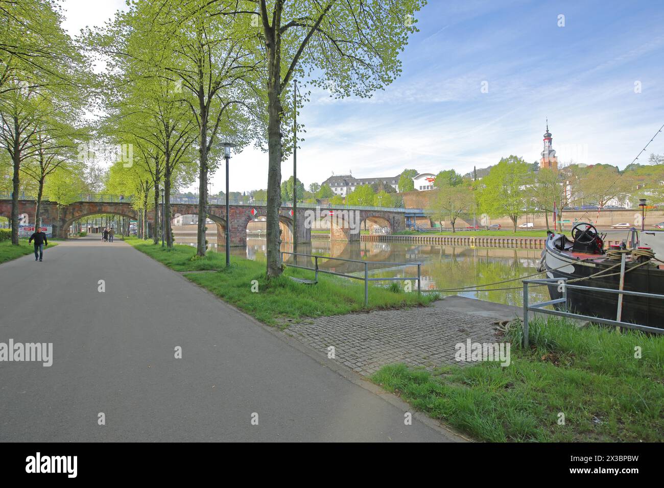 Vieux pont construit en 1549 sur la Sarre, église du château, source, pont en arc de pierre, reflet, Sarre Bank, Saarbruecken, Sarre, Allemagne Banque D'Images