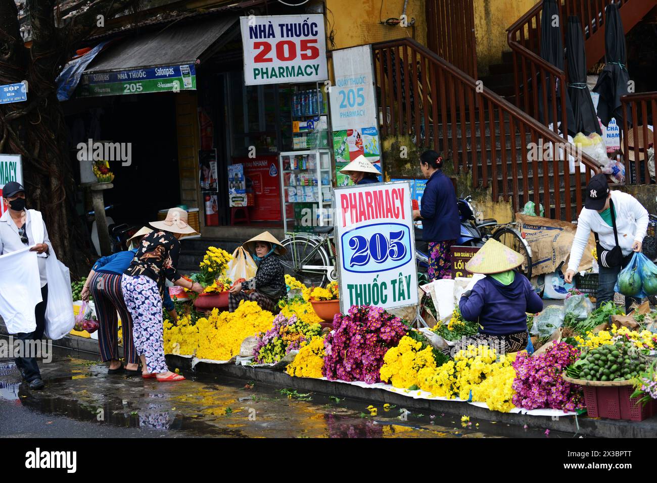 Vendeurs de fleurs au marché central de Hoi an, Vietnam. Banque D'Images