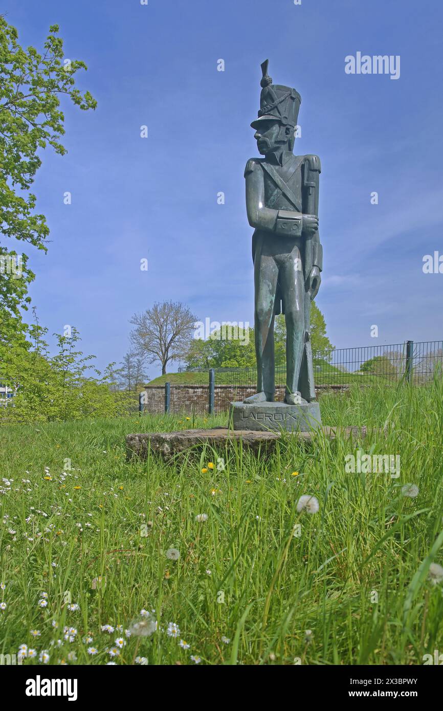 Sculpture Lacroix, monument au soldat historique avec fusil, baïonnette et uniforme, Île Vauban, Vaubaninsel, Saarlouis, Sarre, Allemagne Banque D'Images
