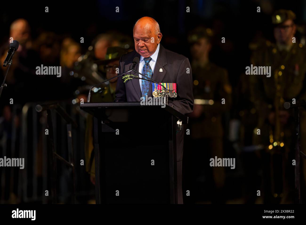 Sydney, Australie. 25 avril 2024. M. Harry allie AM BEM (Gudjala) prend la parole lors du Service de l'aube de l'ANZAC au cénotaphe Martin place le 25 avril 2024 à Sydney, Australie crédit : IOIO IMAGES/Alamy Live News Banque D'Images