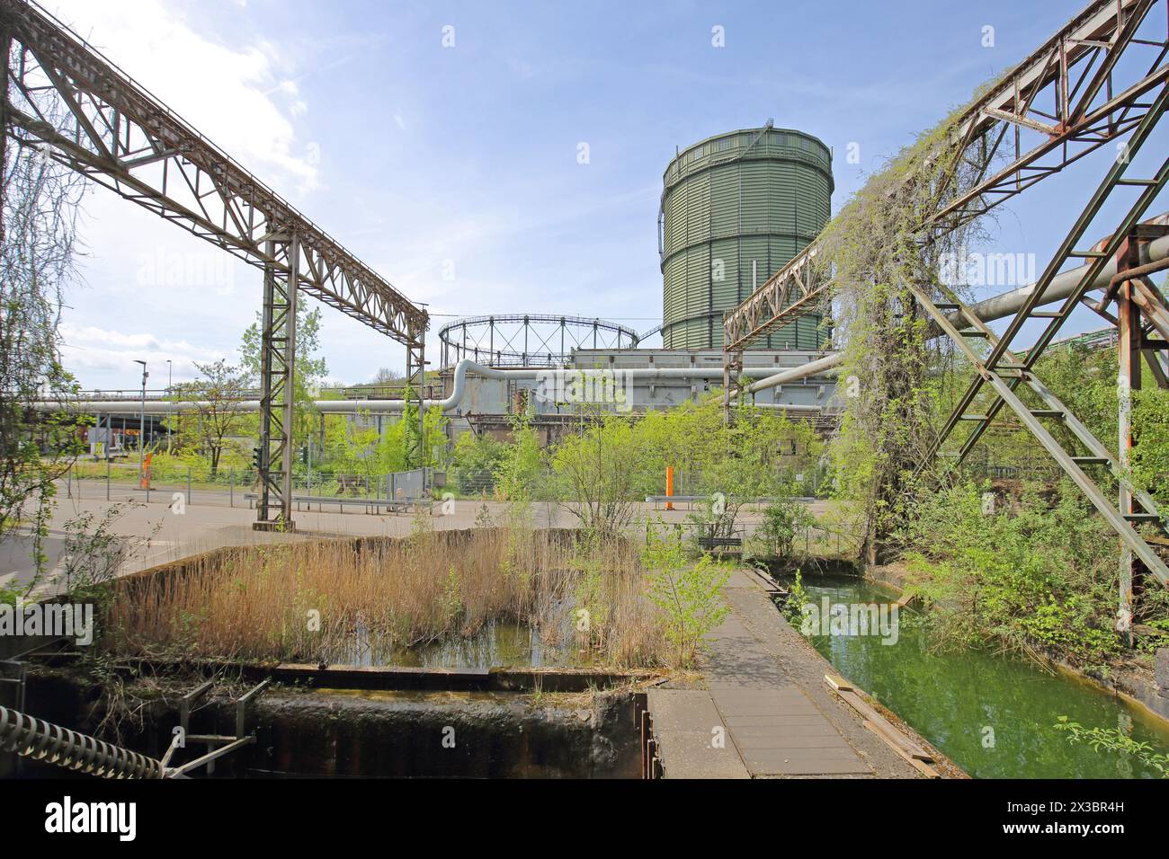 Gazomètre, bassin hydrographique et renaturalisation, UNESCO Voelklingen Ironworks, Voelklingen, Sarre, Allemagne Banque D'Images