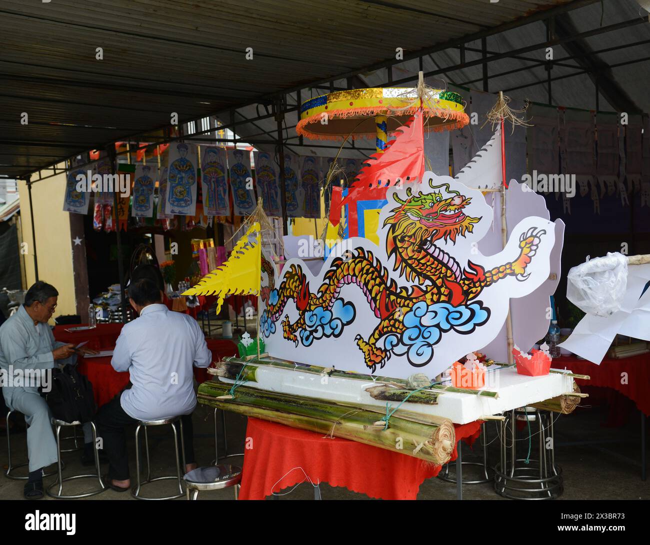 Préparation du flotteur décoré pour un festival à Hoi an, Vietnam. Banque D'Images
