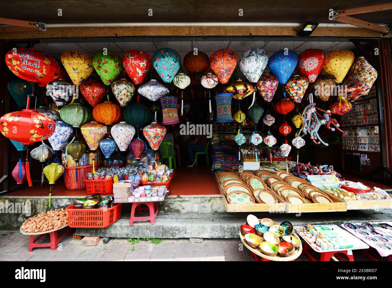 Lanternes de soie traditionnelles exposées dans un magasin de la vieille ville de Hội an, Vietnam. Banque D'Images