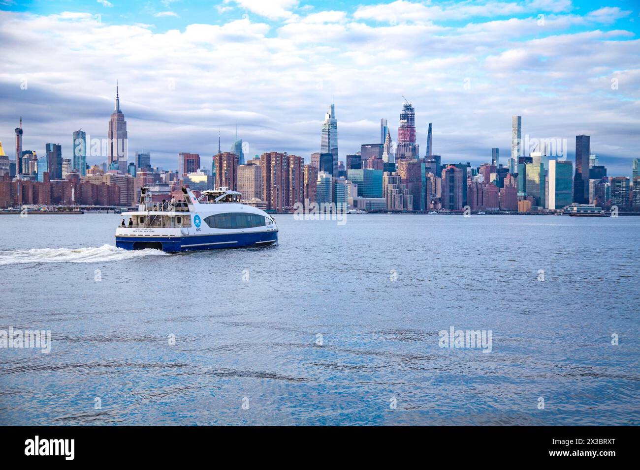 Ferry du New York City Ferry Service sur l'East River avec pour toile de fond Manhattan, New York City, États-Unis Banque D'Images