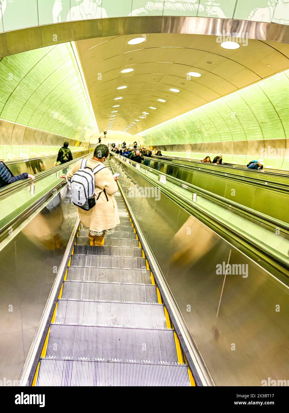 Escalator à Grand Central Station, gare principale de New York, Midtown Manhattan, New York City, États-Unis Banque D'Images
