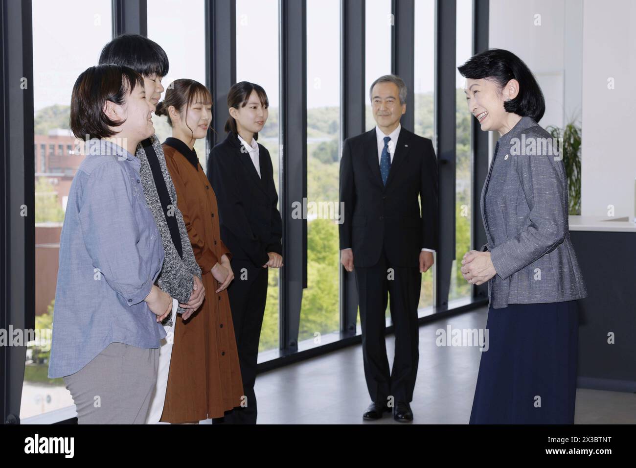 Japanese Crown Princess Kiko of Akishino talks with university students at the Kanazawa University in Kanazawa City, Ishikawa Prefecture on April 26, 2024.( The Yomiuri Shimbun via AP Images ) Banque D'Images