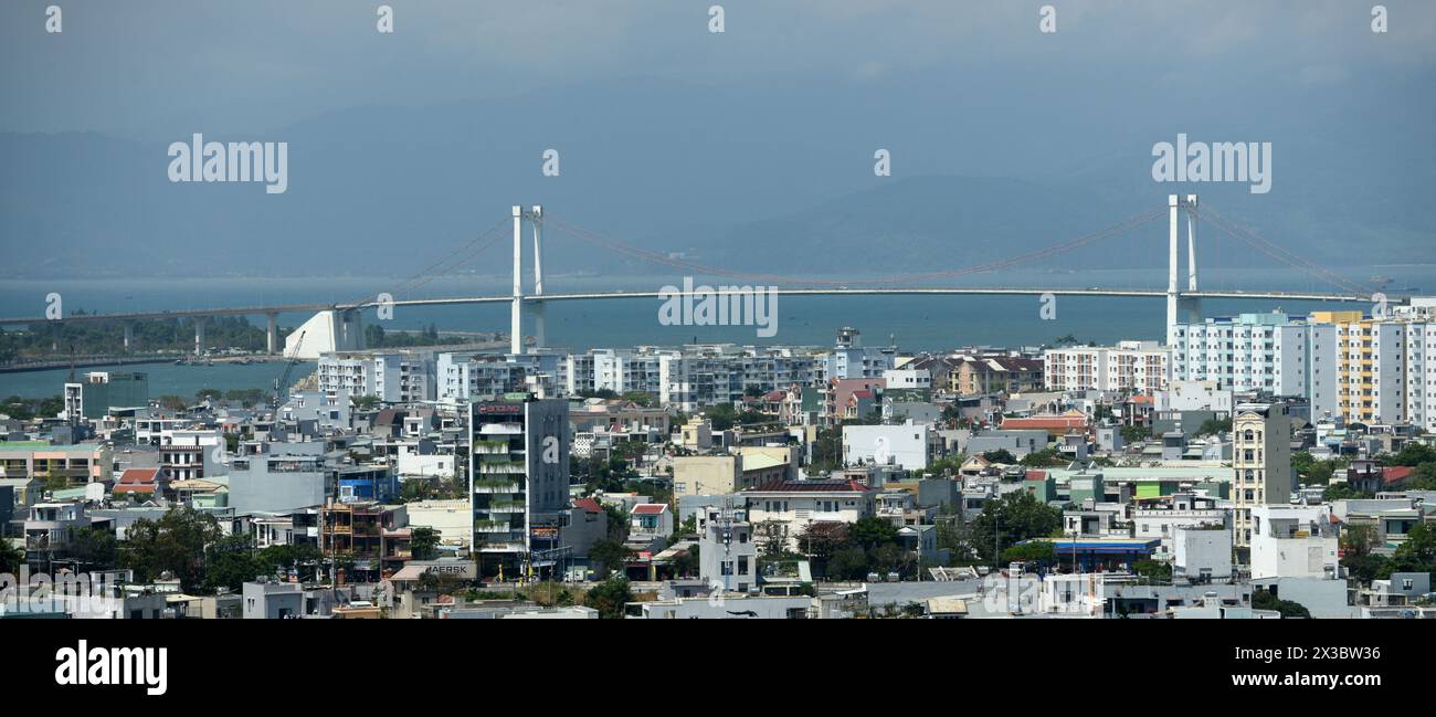 Vue sur la ville avec le pont Thuan Phuoc à Da Nang, Vietnam. Banque D'Images