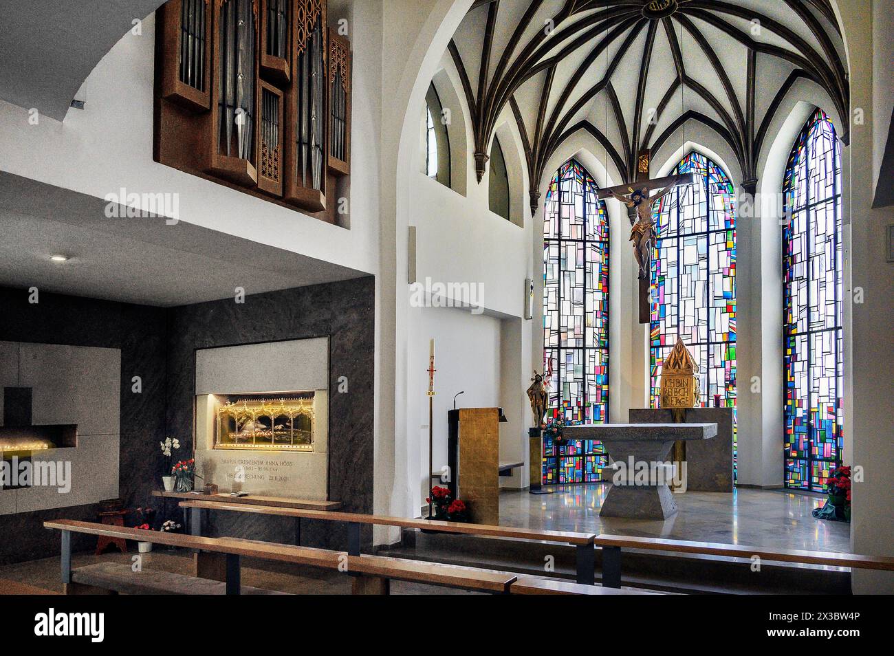 Autel et orgue, église du monastère de Crescentia, Kaufbeuern, Allgaeu, Souabe, Bavière, Allemagne Banque D'Images