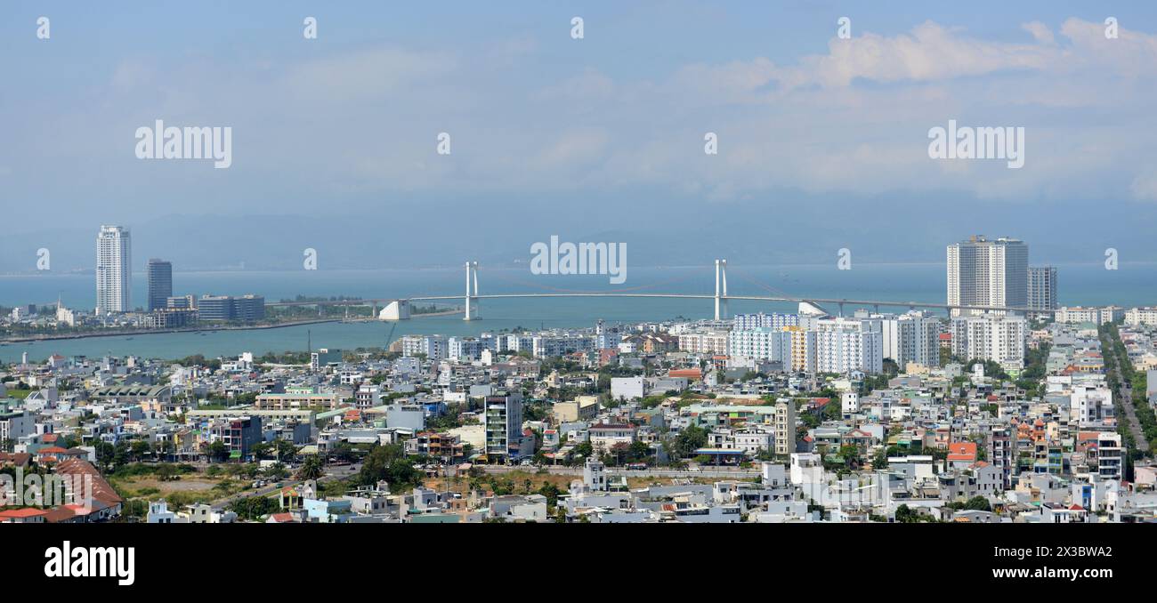 Vue sur la ville avec le pont Thuan Phuoc à Da Nang, Vietnam. Banque D'Images