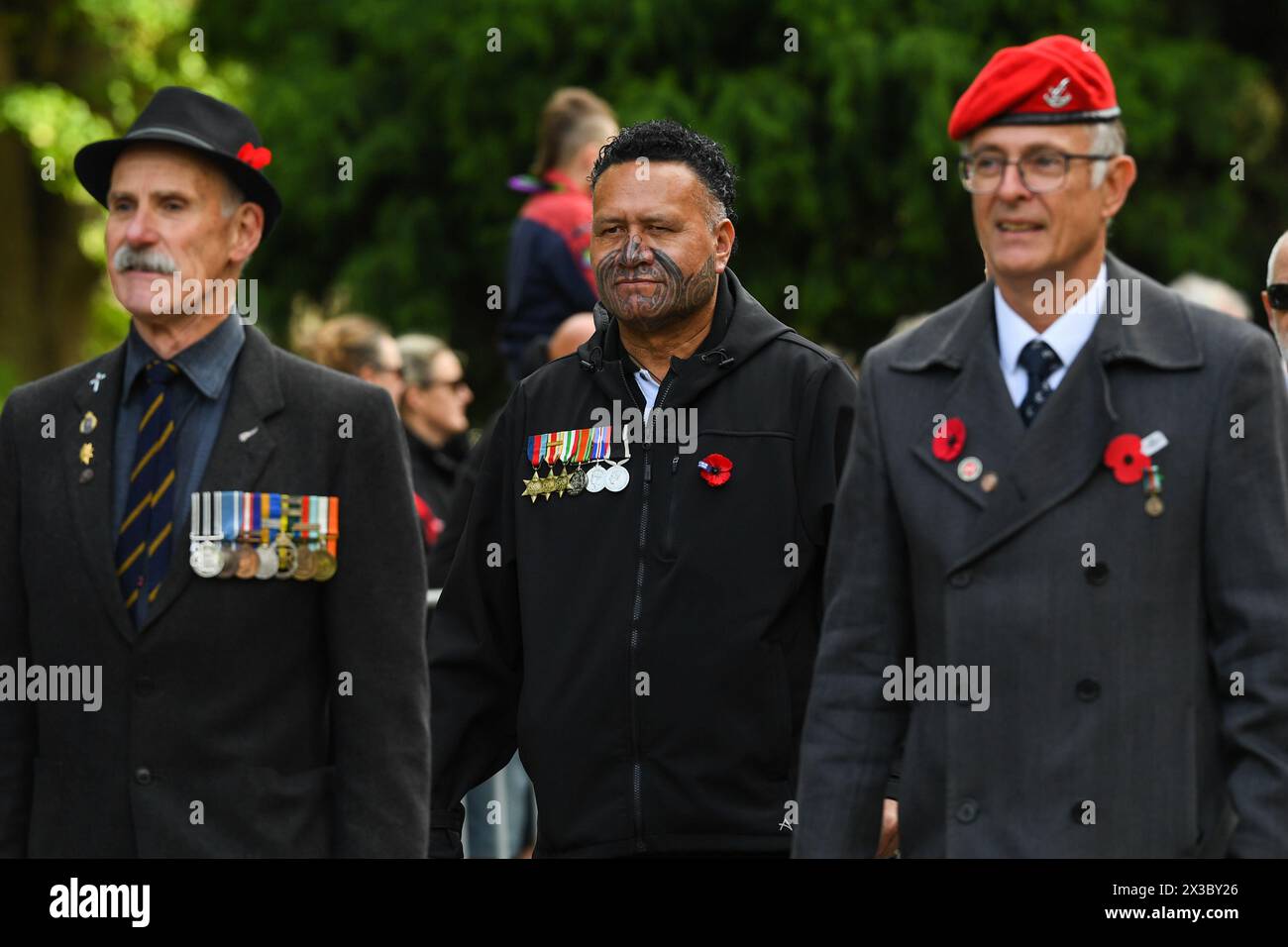Melbourne, Australie. 25 avril 2024. Un vétéran néo-zélandais (au centre) avec tatouage de visage maori marche pendant le défilé Anzac Day au mémorial du Sanctuaire du souvenir à Melbourne. (Photo de Alexander Bogatyrev/SOPA images/SIPA USA) crédit : SIPA USA/Alamy Live News Banque D'Images