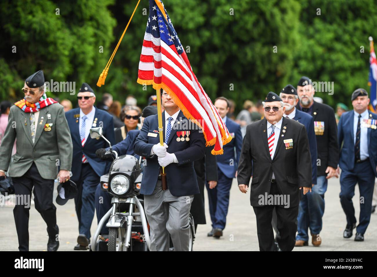 Melbourne, Australie. 25 avril 2024. Des vétérans américains défilent pendant la parade de l'Anzac Day au mémorial du sanctuaire du souvenir à Melbourne. (Photo de Alexander Bogatyrev/SOPA images/SIPA USA) crédit : SIPA USA/Alamy Live News Banque D'Images