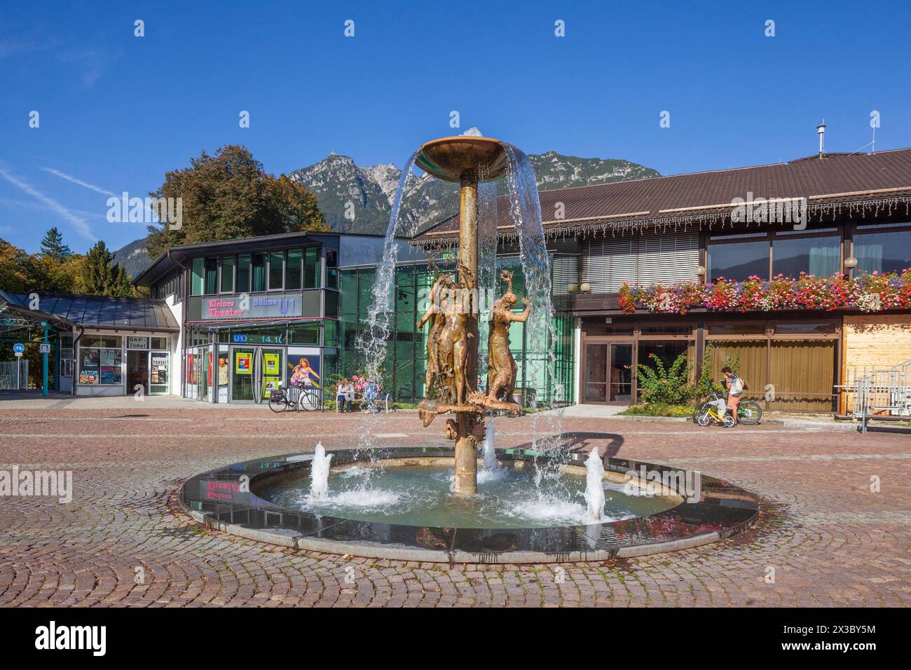 Richard-Strauss-Brunnen avec centre de congrès et théâtre à Richard-Strauss-Platz, quartier Garmisch, Garmisch-Partenkirchen, Werdenfelser Land Banque D'Images