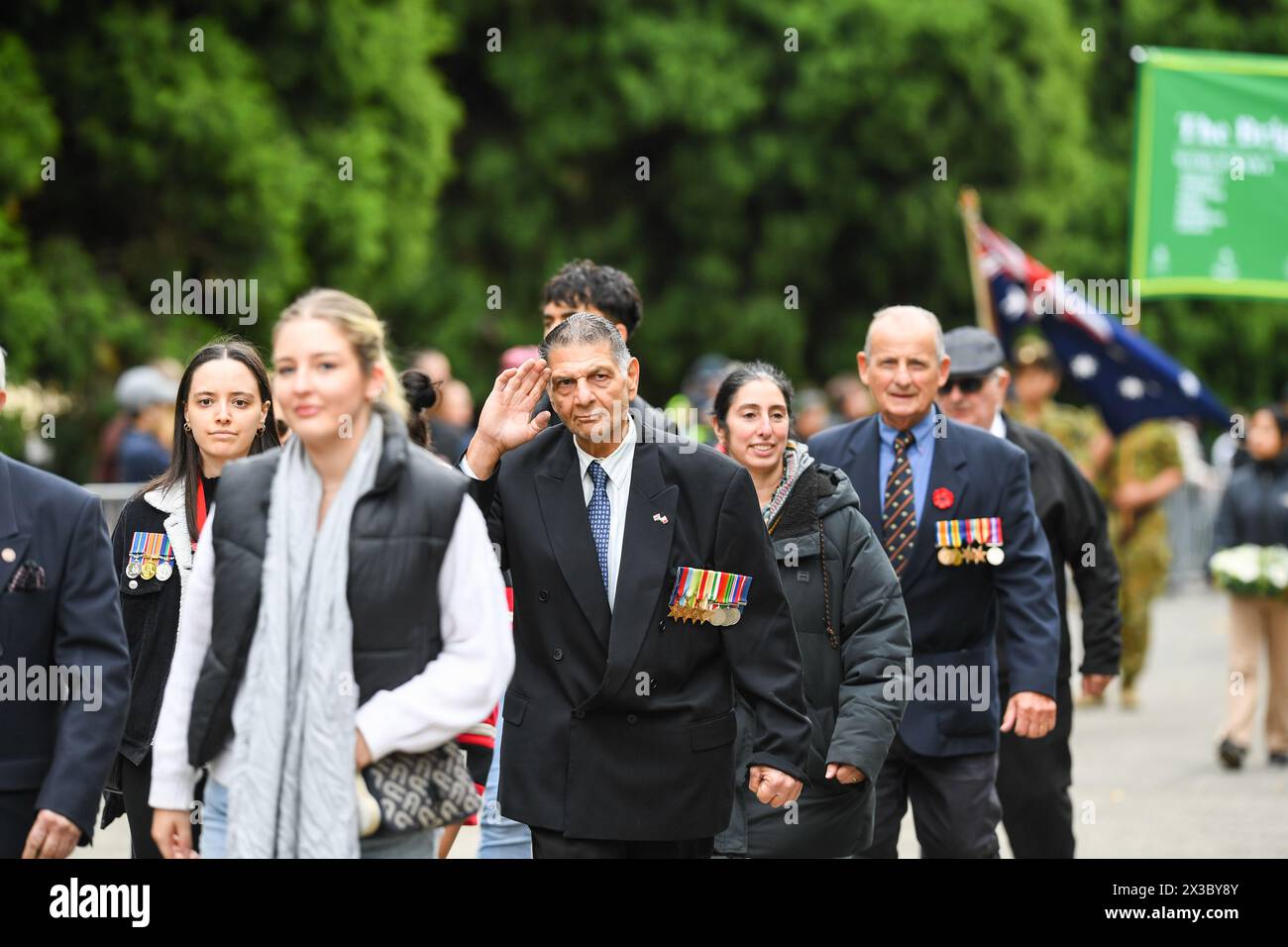 Melbourne, Australie. 25 avril 2024. Des vétérans maltais défilent pendant la parade de l'Anzac Day au mémorial du Sanctuaire du souvenir à Melbourne. (Photo de Alexander Bogatyrev/SOPA images/SIPA USA) crédit : SIPA USA/Alamy Live News Banque D'Images