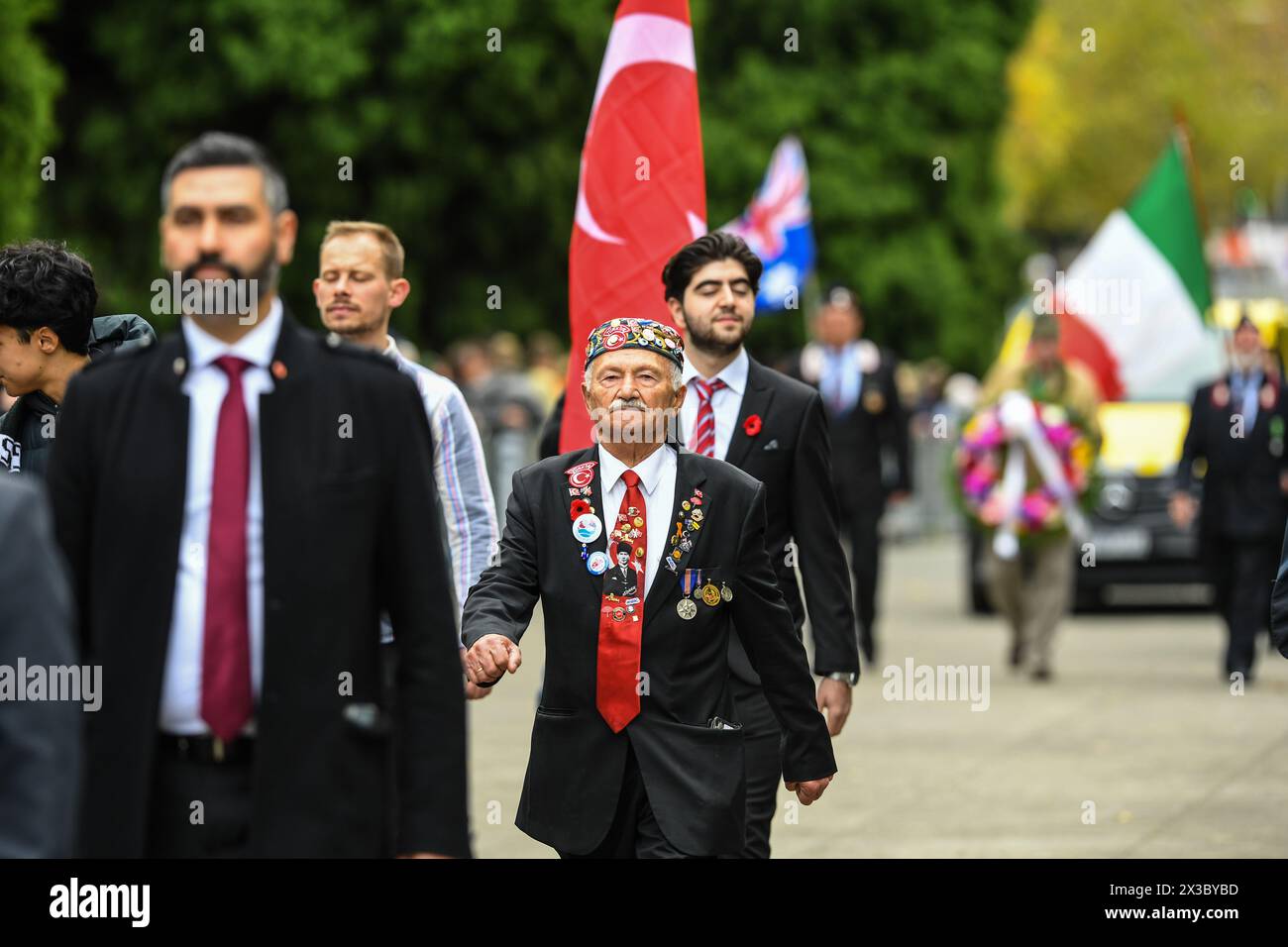 Melbourne, Australie. 25 avril 2024. Un vétéran turc marche pendant le défilé de la journée Anzac au mémorial du Sanctuaire du souvenir à Melbourne. (Photo de Alexander Bogatyrev/SOPA images/SIPA USA) crédit : SIPA USA/Alamy Live News Banque D'Images