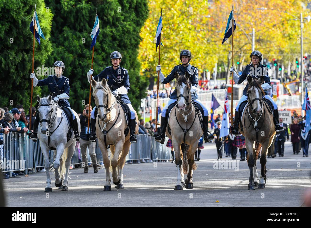 Melbourne, Australie. 25 avril 2024. Des policiers à cheval sont vus en train de diriger la parade de l'Anzac Day au mémorial du sanctuaire du souvenir à Melbourne. (Photo de Alexander Bogatyrev/SOPA images/SIPA USA) crédit : SIPA USA/Alamy Live News Banque D'Images