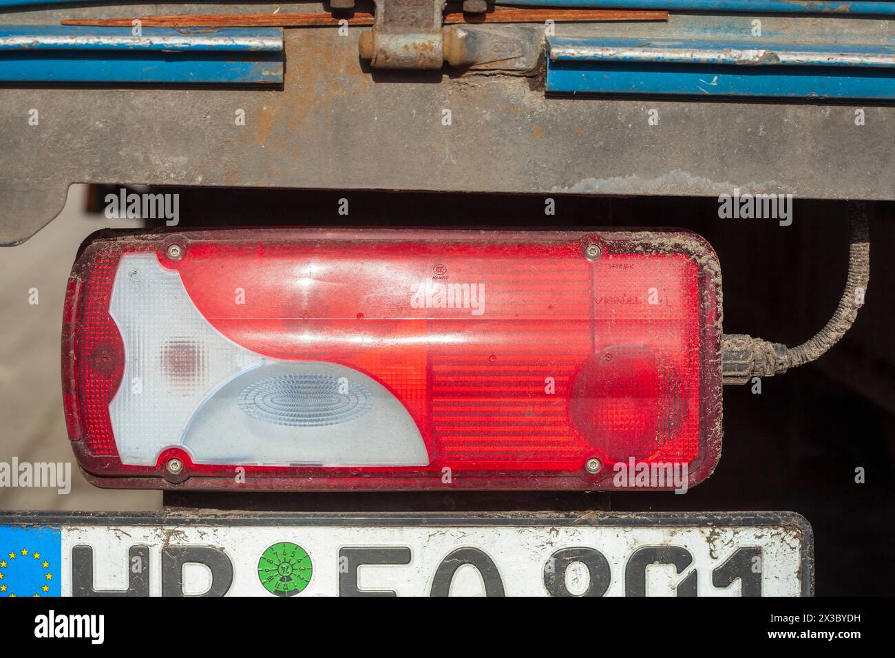 Feu arrière rouge, phare d'un camion, Allemagne Banque D'Images