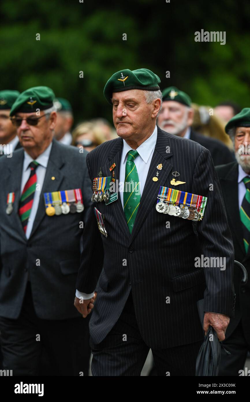 Melbourne, Australie. 25 avril 2024. Un groupe de vétérans défilent pendant la parade de l'Anzac Day au mémorial du sanctuaire du souvenir à Melbourne. Crédit : SOPA images Limited/Alamy Live News Banque D'Images