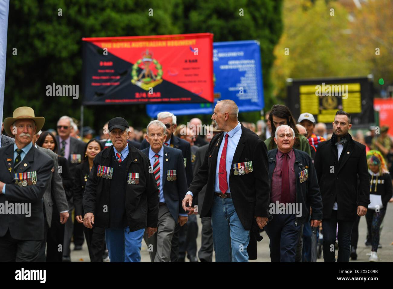 Melbourne, Australie. 25 avril 2024. Un groupe de vétérans défilent pendant la parade de l'Anzac Day au mémorial du sanctuaire du souvenir à Melbourne. Crédit : SOPA images Limited/Alamy Live News Banque D'Images