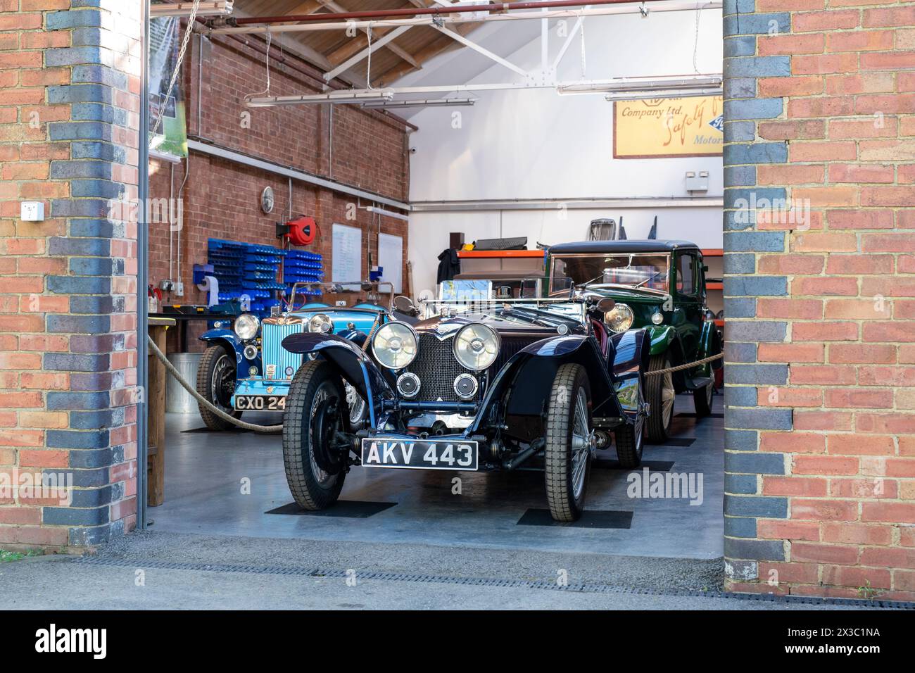 1935 Riley dans un atelier au Bicester Heritage Centre, événement de brouillage du dimanche. Bicester, Oxfordshire, Angleterre Banque D'Images