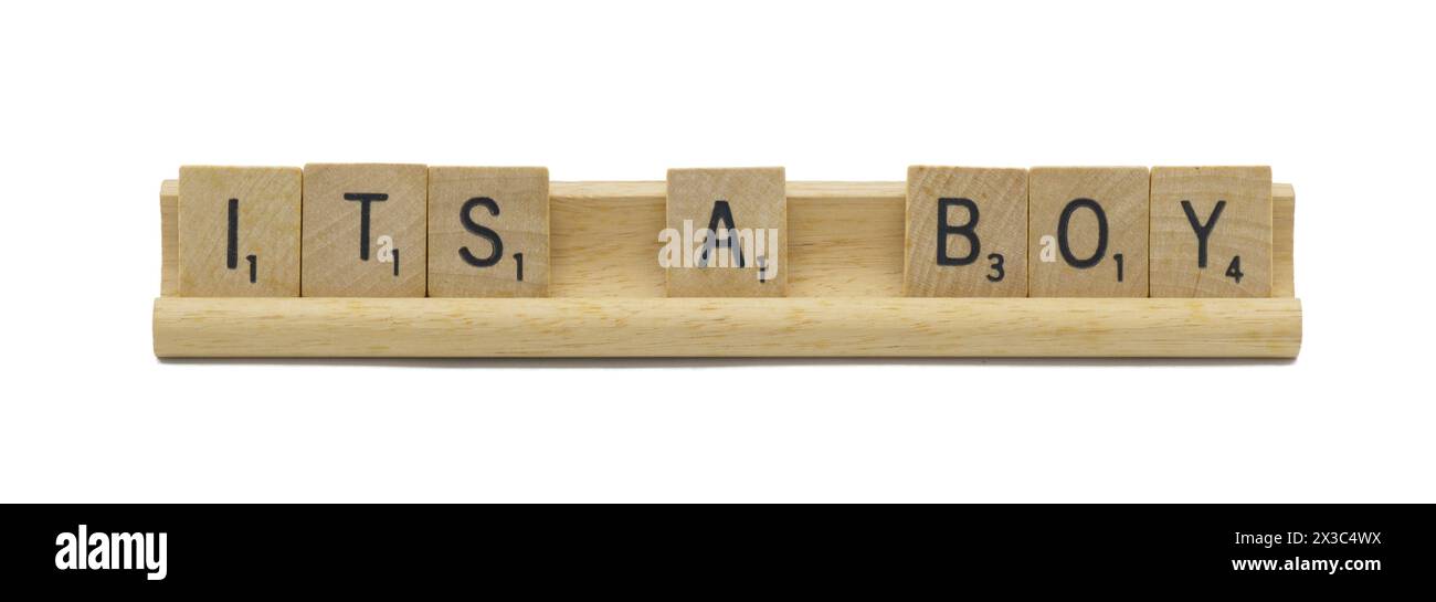 Ocala, FL 4-12-24 C'est une annonce de célébration de bébé garçon faite avec des carreaux de lettres en bois carrés sur support de support de carreaux en bois isolé sur fond blanc Banque D'Images