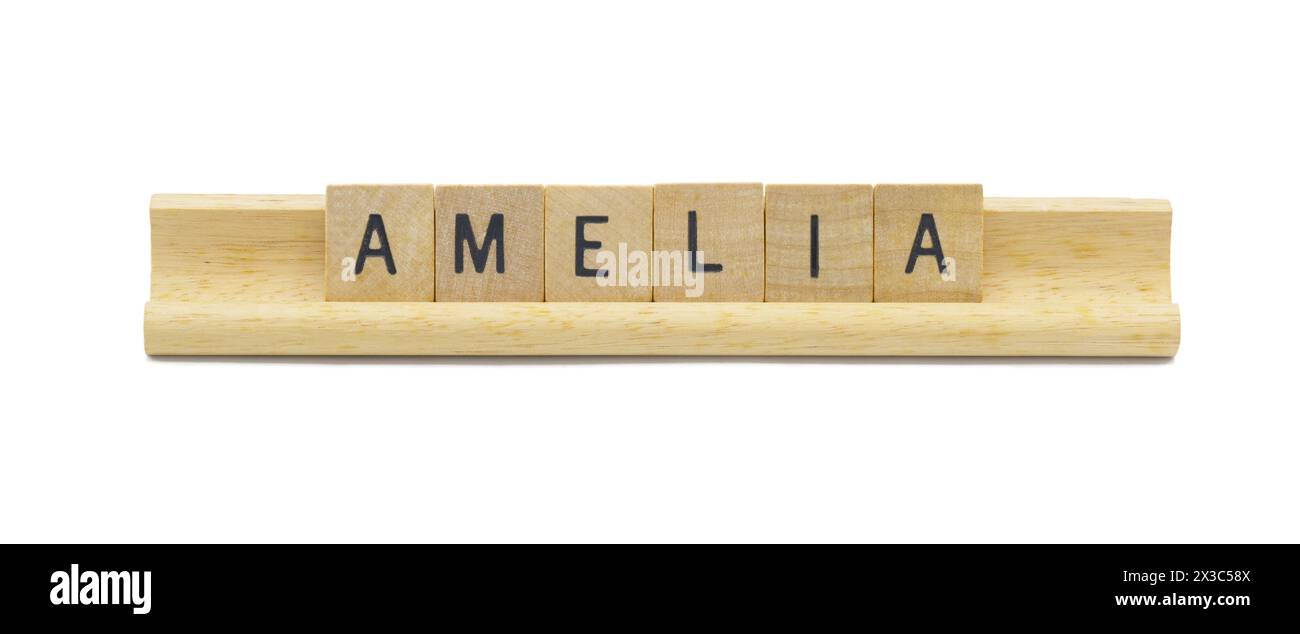 Concept de populaire bébé nouveau-né prénom d'AMELIA fait avec des carreaux de bois carrés lettres de l'alphabet anglais avec couleur naturelle et grain sur un bois Banque D'Images
