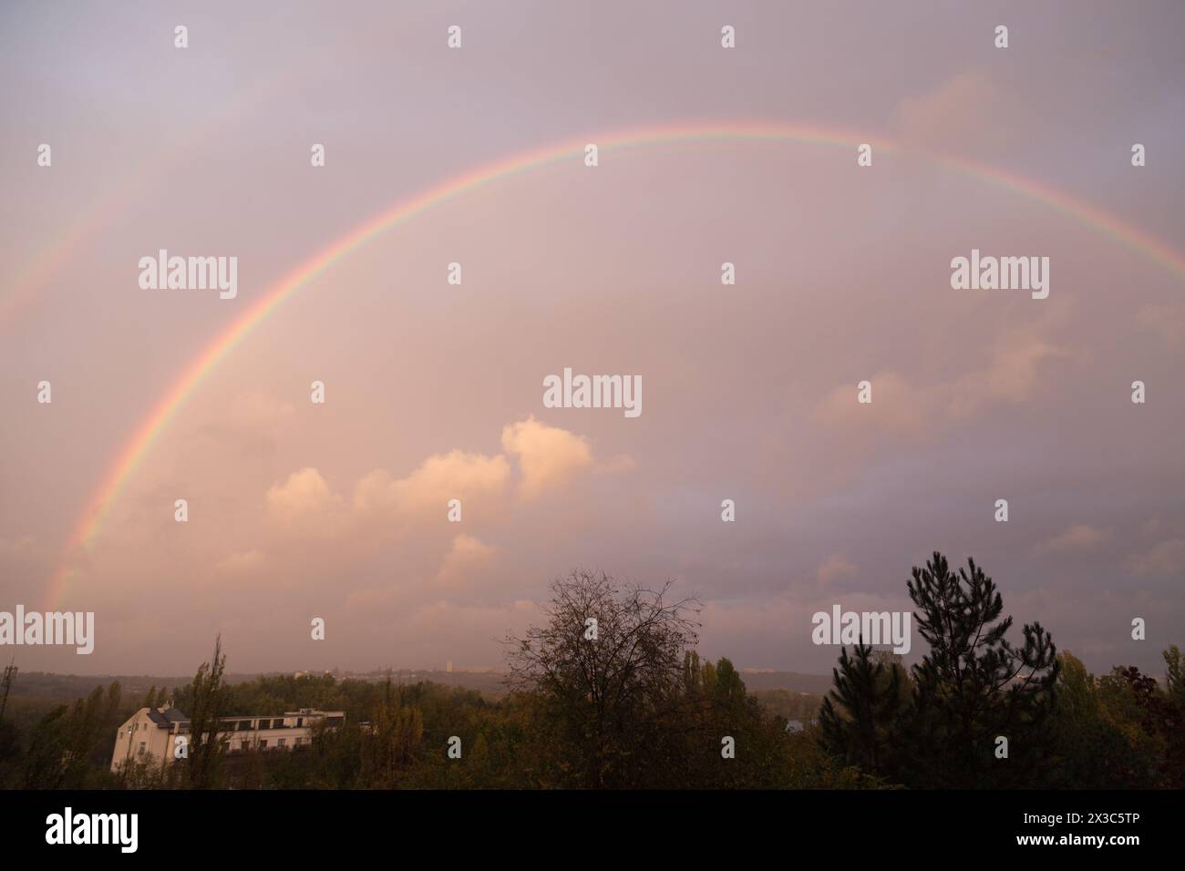 Paysage avec un arc-en-ciel après la pluie. Phénomènes naturels étonnants. Banque D'Images