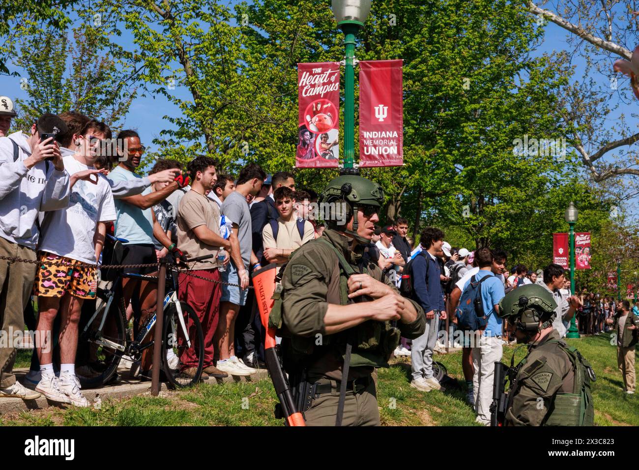 Bloomington, États-Unis. 25 avril 2024. BLOOMINGTON, INDIANA - AVRIL 25 : des dizaines de personnes sont arrêtées par l'équipe anti-émeute de la police d'État de l'Indiana lors d'une manifestation pro-palestinienne sur le campus le 25 avril 2024 à Bloomington, Indiana. Les manifestants avaient installé un camp de tentes à Dunn Meadow à 11 heures du matin et la police leur avait dit de descendre les tentes, sinon ils dégageraient la zone par la force et arrêteraient quiconque ne serait pas parti. Tous les manifestants arrêtés, y compris les professeurs, ont été bannis du campus de l'Université de l'Indiana pendant un an. ( Credit : Jeremy Hogan/Alamy Live News Banque D'Images