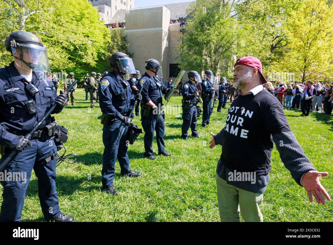 Bloomington, États-Unis. 25 avril 2024. BLOOMINGTON, INDIANA - AVRIL 25 : des dizaines de personnes sont arrêtées par l'équipe anti-émeute de la police d'État de l'Indiana lors d'une manifestation pro-palestinienne sur le campus le 25 avril 2024 à Bloomington, Indiana. Les manifestants avaient installé un camp de tentes à Dunn Meadow à 11 heures du matin et la police leur avait dit de descendre les tentes, sinon ils dégageraient la zone par la force et arrêteraient quiconque ne serait pas parti. Tous les manifestants arrêtés, y compris les professeurs, ont été bannis du campus de l'Université de l'Indiana pendant un an. ( Credit : Jeremy Hogan/Alamy Live News Banque D'Images