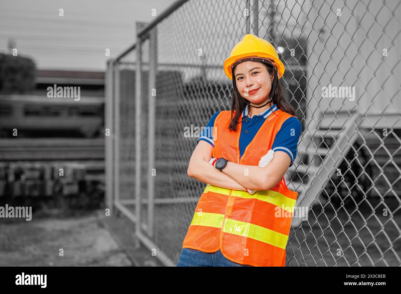 portrait jeune travailleuse debout sourire heureux avec casque de sécurité. une dame employée intelligente travaillant dans l'industrie. Banque D'Images