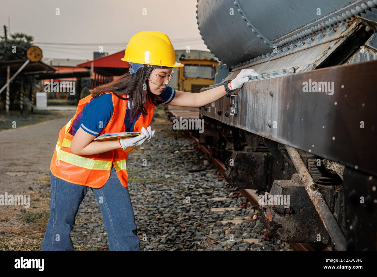 ingénieur femmes ouvrières entretien train de contrôle. véhicule de transport ferroviaire de locomotive d'entretien pour jeunes adolescents. Banque D'Images