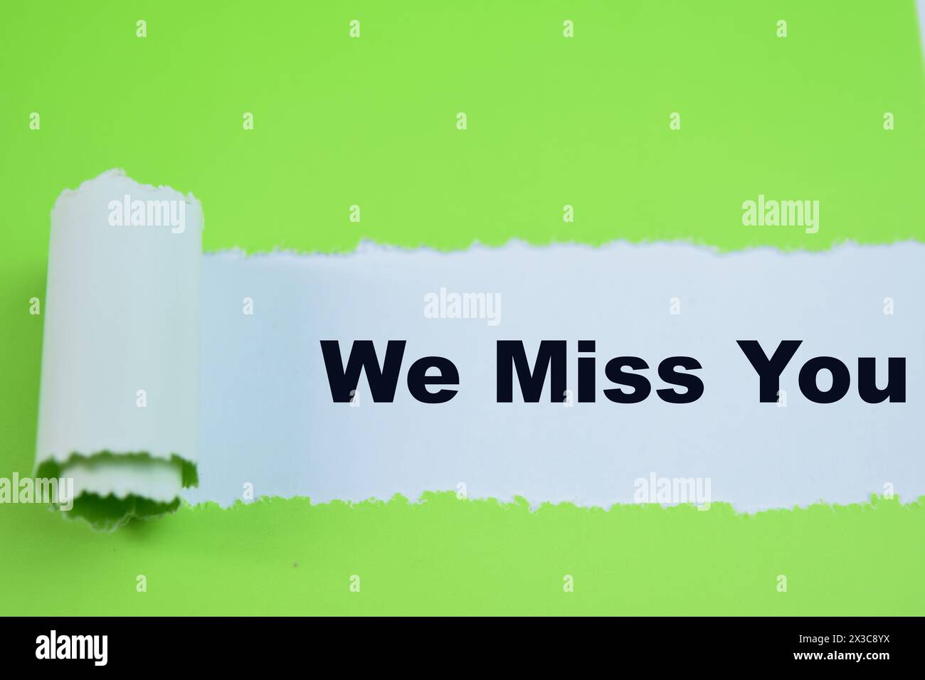 Concept de nous manquons texte écrit dans du papier déchiré. Banque D'Images