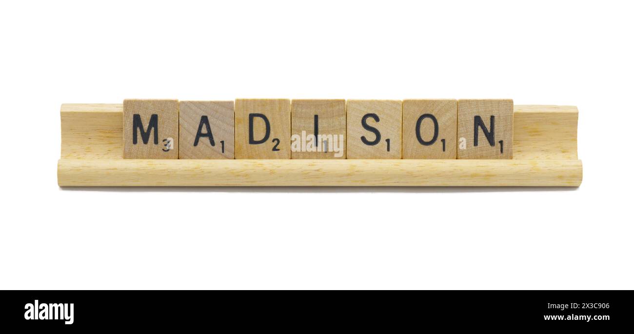 Miami, FL 4-18-24 populaire bébé fille prénom de MADISON fait avec des carreaux de bois carrés lettres de l'alphabet anglais avec couleur naturelle et grain sur un bois Banque D'Images