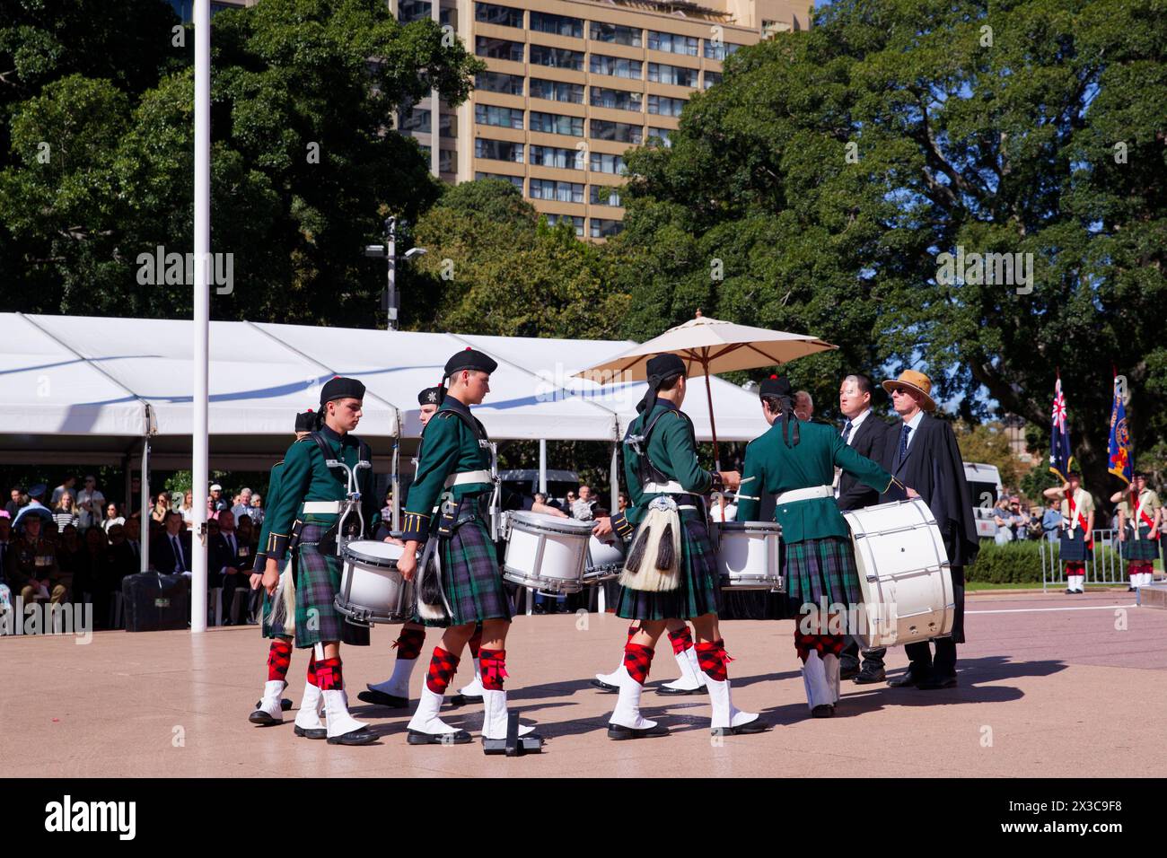 Sydney, Australie. 25 avril 2024. Scots College Colour Party accompagné par les tubes et tambours de Scots College lors du service de commémoration de la journée ANZAC au mémorial Anzac, Hyde Park South, le 25 avril 2024 à Sydney, Australie crédit : IOIO IMAGES/Alamy Live News Banque D'Images