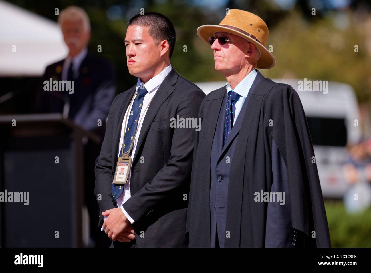 Sydney, Australie. 25 avril 2024. Le révérend Conrad Nixon (à droite) vu lors de la Scots College Colour Party accompagné par les Scots College Pipes et tambours lors du service de commémoration de l'ANZAC Day à l'Anzac Memorial, Hyde Park South, le 25 avril 2024 à Sydney, Australie crédit : IOIO IMAGES/Alamy Live News Banque D'Images