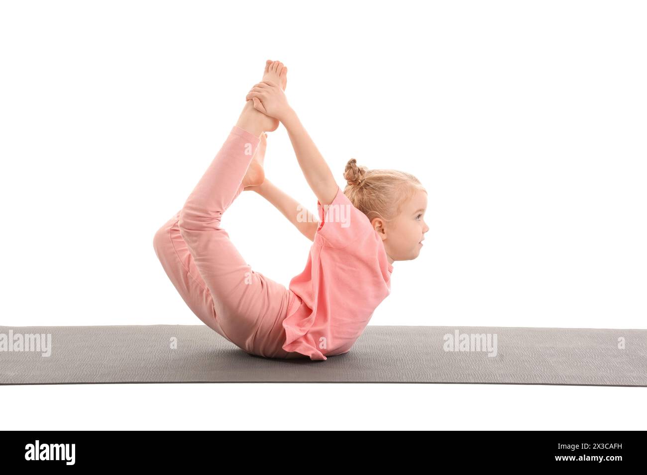 Mignon petite fille avec tapis faisant de la gymnastique isolé sur fond blanc Banque D'Images