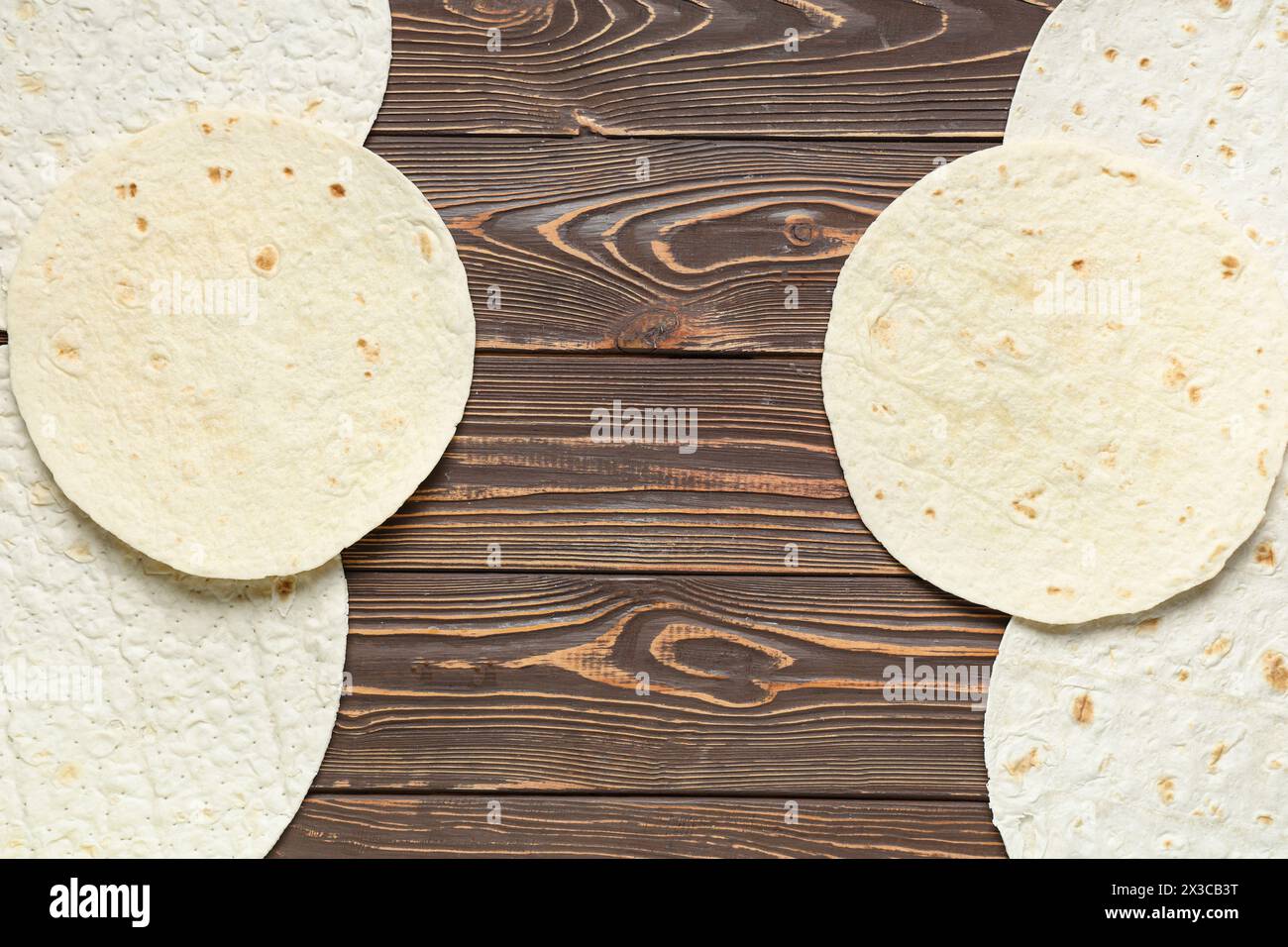 Lavash mince sur fond en bois Banque D'Images