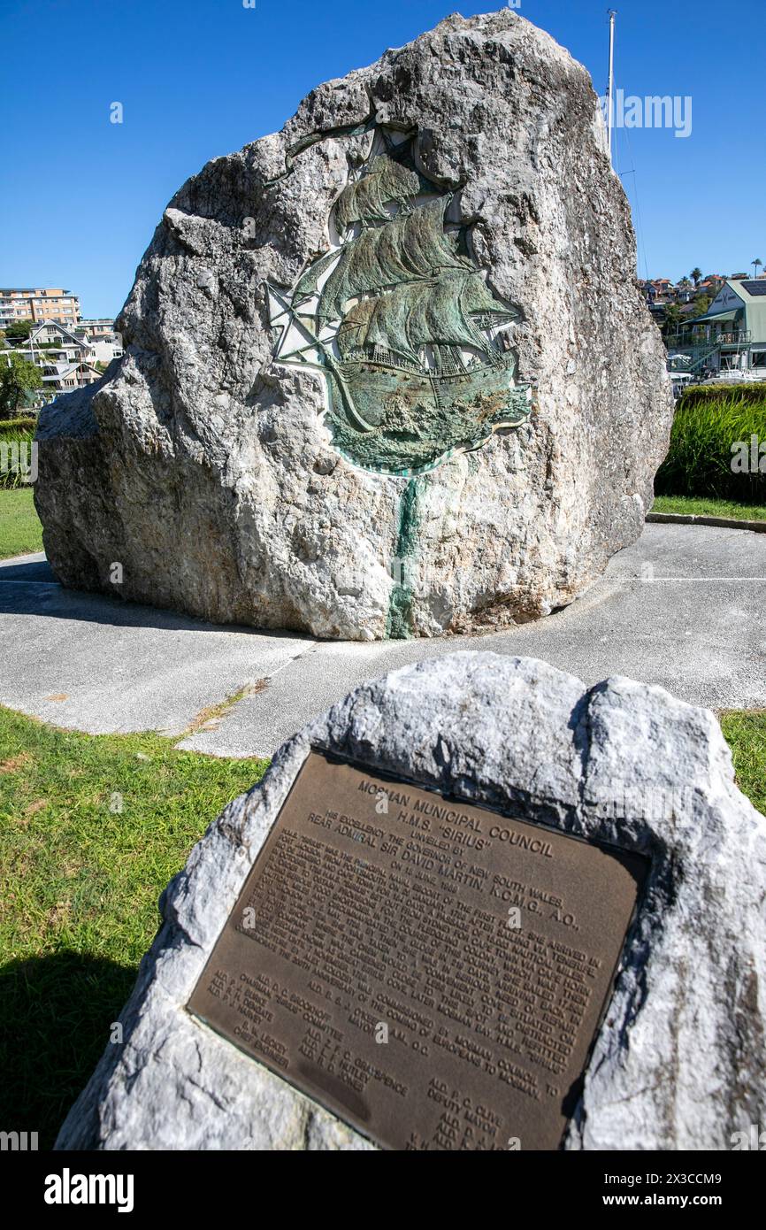 Le navire amiral HMS Sirius de la première flotte, plaque and 1989 bas relief célèbre les 200 ans de la colonisation européenne à Mosman, Sydney, Australie Banque D'Images