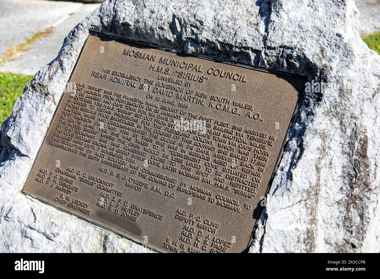 Le navire amiral HMS Sirius de la première flotte, plaque and 1989 bas relief célèbre les 200 ans de la colonisation européenne à Mosman, Sydney, Australie Banque D'Images