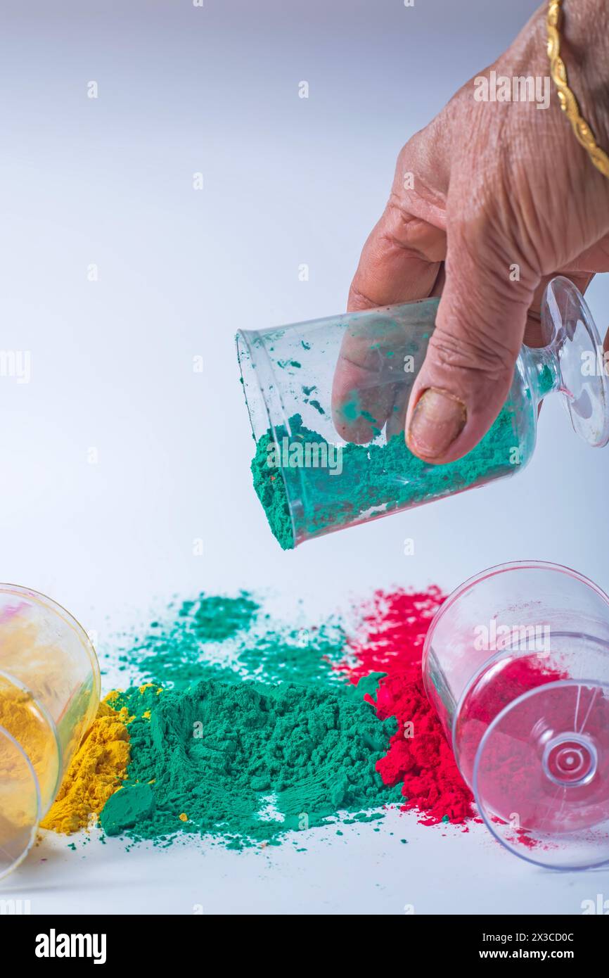 Gros plan de main mélangeant de la poudre holi colorée pour le festival Holi. Prise de vue verticale Banque D'Images