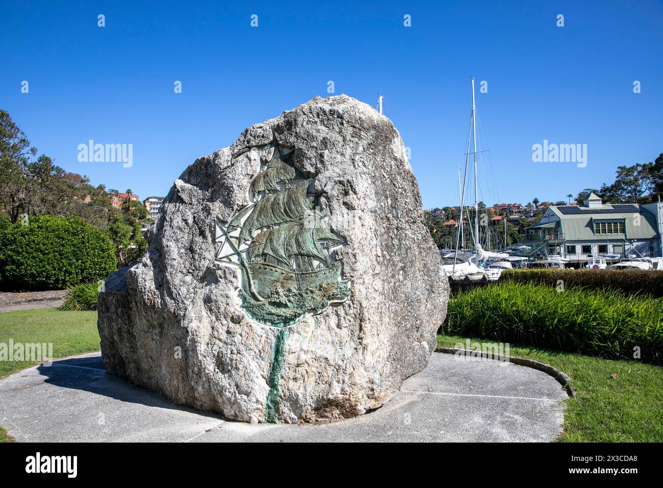 Le navire amiral HMS Sirius de la première flotte, plaque and 1989 bas relief célèbre les 200 ans de la colonisation européenne à Mosman, Sydney, Australie Banque D'Images