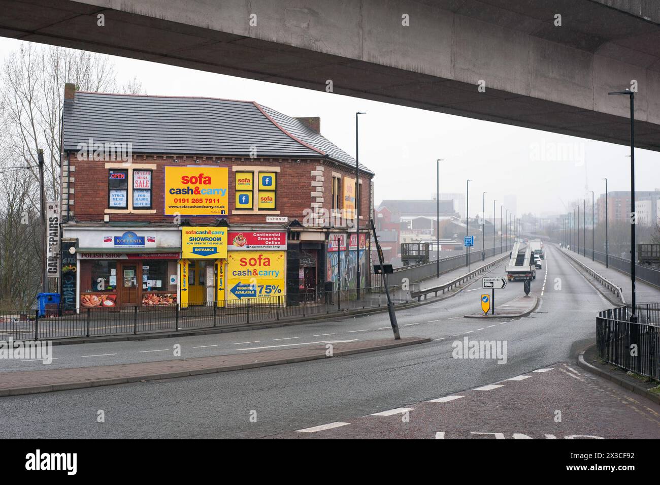 Canapé Cash & Carry et boutique polonaise au début de Byker Bridge, Tyne et Wear Banque D'Images
